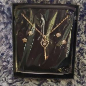 Earing and necklace set